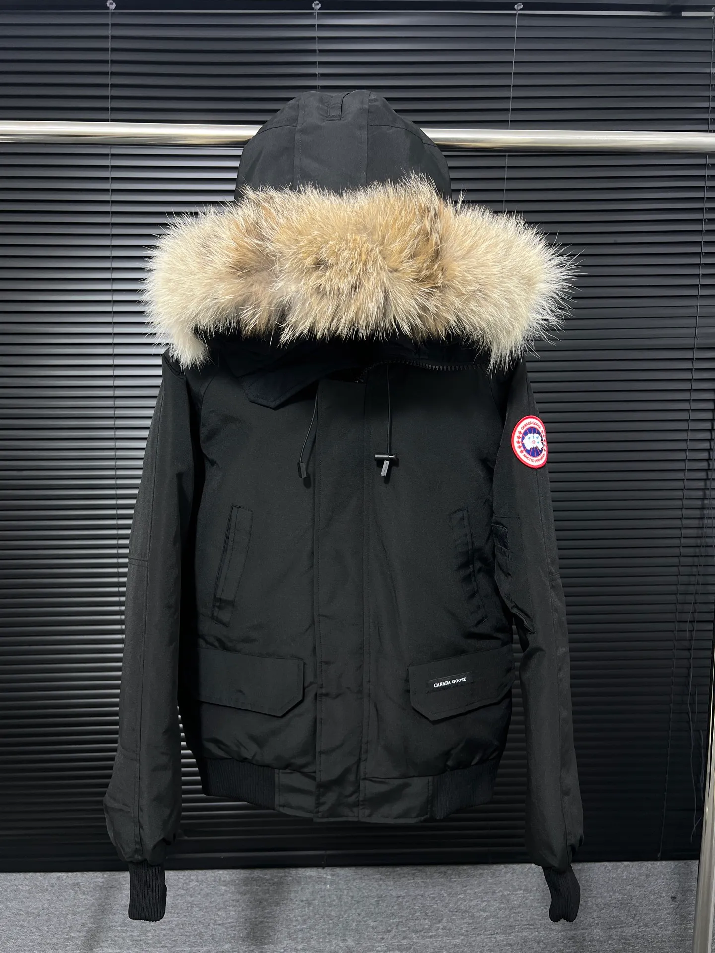 P720 🆕Top version! Comes with a tote bag! Chip version💰𝑪𝒂𝒏𝒂𝒅𝒂 𝑮𝒐𝒐𝒔𝒆/Canada Goose Chilliwack Goose 01 bomber jacket down! The top original replica version refers to the highest version in China currently (there is no one) ⚠️Note: There is no foundry in China! ! ! Saying it is original order, ZP goods, pure original goods, etc. is just a gimmick by some peers. Do not be deceived!  ⚠️Note: The latest version of this year’s authentic product has a strap (the latest version can be bought at the newly opened Galeries Lafayette Canada Goose counter in Beijing) ⚠️Note: (The authentic product does not have blue wash marks this year) Version comparison introduction 1⃣️Top replica: Made of 18-count polyester-cotton blended fabric imported from South Korea (authentic synchronized fabric), national standard 90 white duck down, western Canadian coyote hair 2⃣️Mid-range version: Made of domestically produced 21-count polyester-cotton fabric, 50% standard white duck down, Eastern Canada coyote hair, top original goose analysis Analysis 1 (wolf hair): All customers are guaranteed to receive a fur collar that is grayer than the original color. Each wolf hair is 55cm long and 14cm wide, all made from wild first-grade gray wolf skins in western Canada! Analysis 2 (Trademark): We use dyed embroidery thread to truly achieve 100% reproduction of the trademark, ensuring that the embroidery thread is exactly the same as ZP, with zero color difference and 100% reproduction of the map letters! (We can guarantee that no one in our industry is more attentive and professional than us!) Analysis 3 (fabric): As we all know, the Canada Goose ZP fabric in previous years was a 21-count polyester-cotton washed, calendered and brushed fabric that was relatively hard. Last year and this year, dozens of authentic products purchased were all made of 18-count pure cotton fabrics, and we finally decided to use 18-count polyester cotton! (ZP synchronized fabric) Analysis 4 (Accessories): Domestic exclusive version of Velcro, one to one Y-shaped double hook original Velcro, YKK zipper, exclusive original workmanship of washed threaded down jacket!  Authentic products are not 100% perfect and flawless. Authentic products also have velvet hair loss, and most of the authentic wolf fur is mainly eastern yellow wolf fur. (Because our wolf skins are all auctioned at the same auction house as authentic products) There is an auction list to prove it.  At the same time, I will teach you a trick: buy an authentic product from Tmall, buy a piece of clothing from a merchant you trust at the same time, and come back to compare the details. ⚠️ Remember you get what you pay for! Don't be greedy for small gains, or you will suffer big losses! Color: Black Navy Beige Graphite Gray Royal Blue Size: XS S M L 54 120 84 79 140-160 XL 56 124 86 81 160-180 XXL 58 128 88 83 180-200